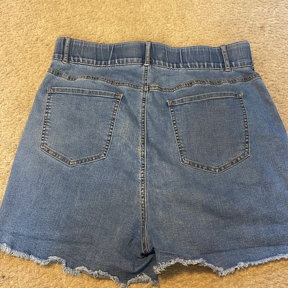Fashion to Figure size 18 distressed denim shorts with elastic waist band - Picture 4 of 5
